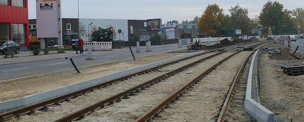 In der Hans-Bredow-Straße bis zur Haltestelle Thalenhorststraße