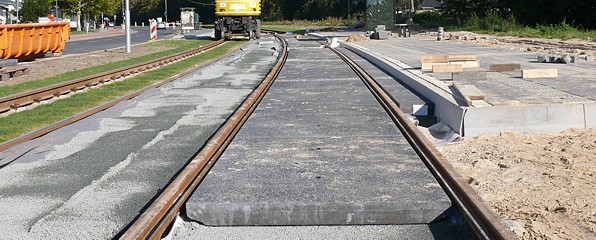 Fahrleitungsbau und Wartehäuschen