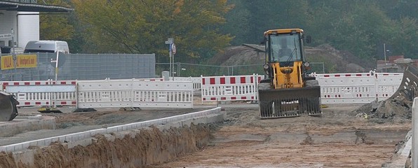 In der Hans-Bredow-Straße südlich der Haltestelle Thalenhorststraße
