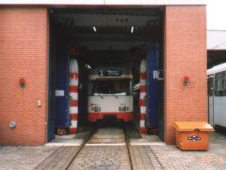 Eine Straßenbahnwaschanlage
