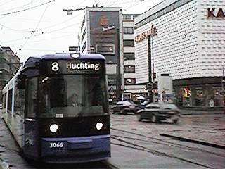 Linie 8 an der Haltestelle Am Brill