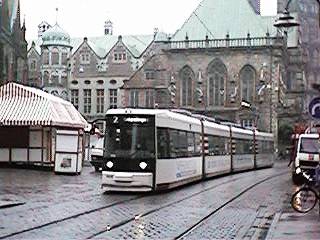 Eine Niederflurstraßenbahn vor dem Rathaus