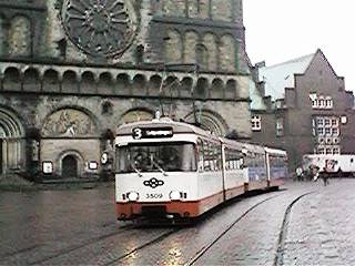 Ein Stadtbahnwagen vor dem Dom