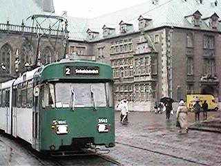 Ein Stadtbahnwagen zwischen Rathaus und Dom