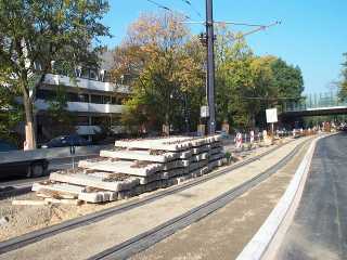 Das stadteinwärtige Gleis