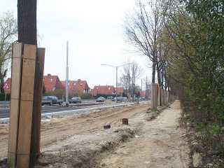 An der Haltestelle Peter-Henlein-Straße