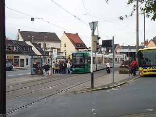 An der Haltestelle