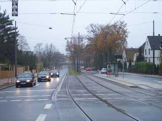 Eine Niederflurstraßenbahn in der Lilienthaler Heerstraße