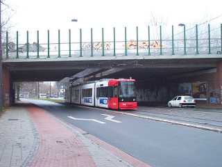 Eine Niederflurstraßenbahn unter der Autobahn