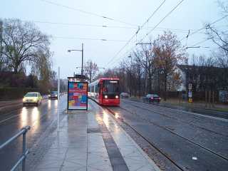 An der Haltestelle Peter-Henlein-Straße