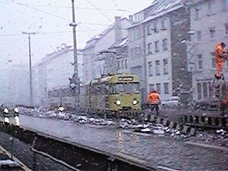 Ein Stadtbahnwagen im Schneesturm