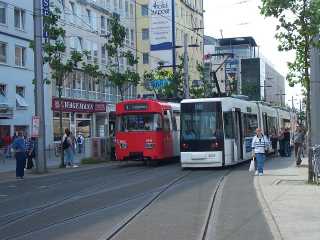 Linie 10 an der Haltestelle der N12