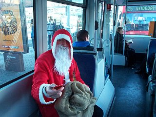 Nikolaus in der Straßenbahn