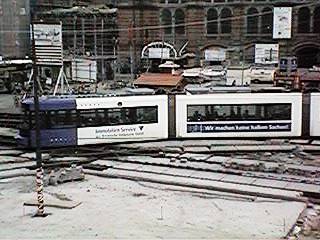 Eine abbiegende Straßenbahn am Hauptbahnhof
