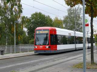 An der Haltestelle Lise-Meitner-Straße
