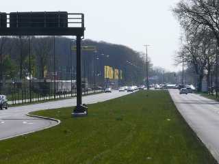 Der Mittelstreifen der Hans-Bredow-Straße