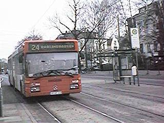 Linie 24 an der Haltestelle Parkstraße