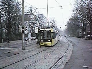 Linie 1 an der Haltestelle Metzer Straße