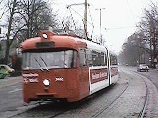 Der Fahrschulwagen an der Haltestelle Metzer Straße
