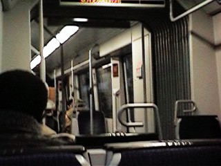 Eine Niederflurstraßenbahn von Innen