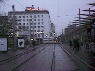 Eine 4 verläßt die Haltestelle Hauptbahnhof