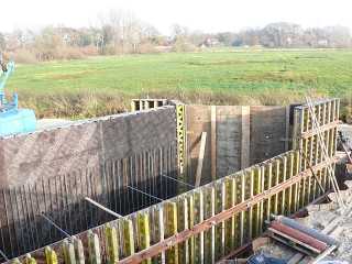 An der Flutbrücke