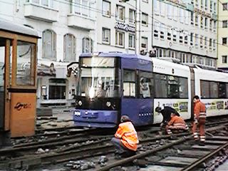 Langsam hebt sich der Triebwagen