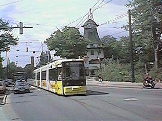 Eine Straßenbahn an der Horner Mühle