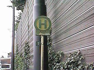 Ein altes Haltestellenschild