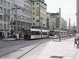 Zwei Straßenbahnen neben dem Übersee-Museum