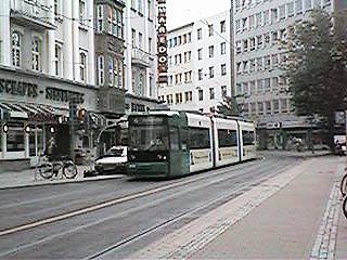 Eine Bahn in der Bahnhofstraße
